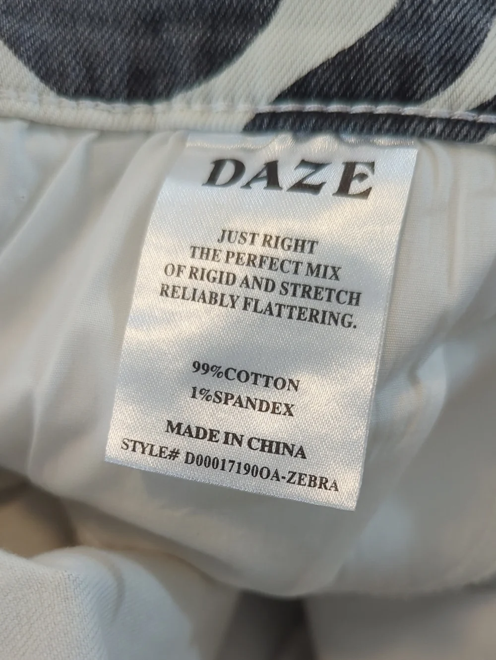 DAZE Zebra Print Wide Leg Raw Hem Jeans Size 30  new